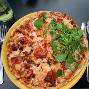 Pizzas - Cuatro carnes y arrugula con tomare cherry
