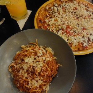 Platos fuertes - Spaghetti bolognesa, pizza de queso feta y miel