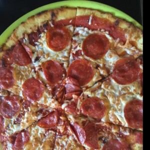 pizza de peperoni sin gluten y con queso vegano