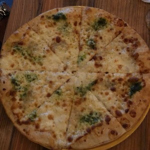 pizza 4 quesos con Pesto