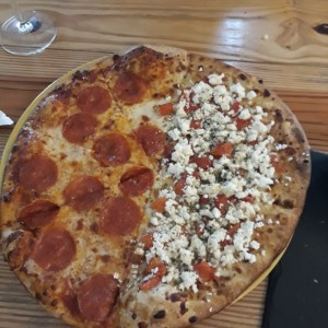 pizza mitad pepperoni mitad feta