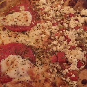 Pizza provolone y queso feta