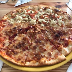 pizza mitad crispy bacon mitad feta con miel