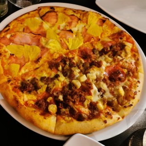 Pizzas - Hawaiana y Cuatro Carnes