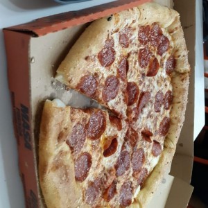 Pizza de Pepperoni con queso en el borde
