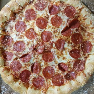 Pizza de peperone con borde relleno de mozarella.