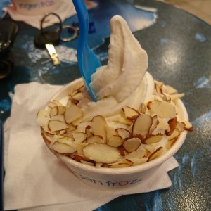 helado de yogurt con almendras