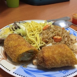 tallarines con carne, arroz frito con pollo y rollo primavera de vegetal