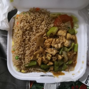 arroz frito con pollo y vegetales