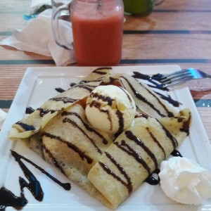 crepe de nutella y limonada de fresa.