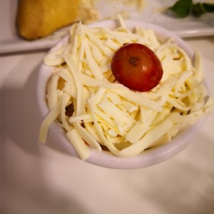 Ensalada de fruta con queso rallado