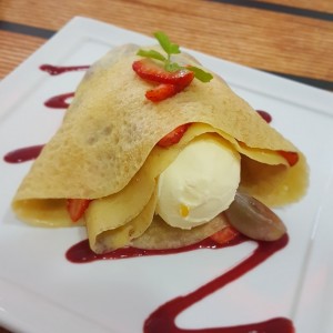 Creppe con fresas, uvas, mango, banano y helado de vainilla