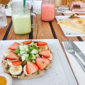 waffle de avena con con frutas y crepe huevos rancherod. Verde bajo cero y Tropical