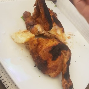pollo asado con yuca frita.
