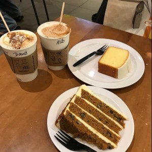 David: dulce de leche latte/ Alba: capuccinonde vainilla, debajo torta de limon y de zanahoria