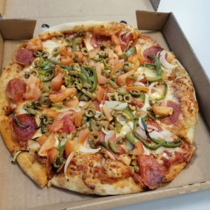 Pizza de vegetales con extra pepperoni.