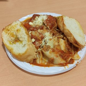 Lasagna de carne con pan de ajo