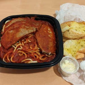 Spaghetti con lomo en salsa roja y pan de ajo