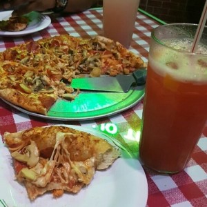 pizza de pollo, peperoni y hongos