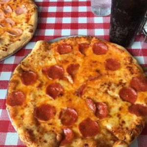Pizza regular de peperoni