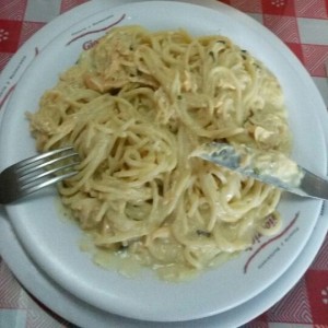 Spaghetti alfredo con pollo