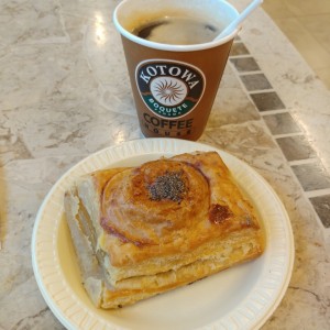 pastelito de carne y cafe