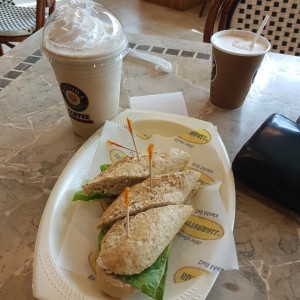 White Chocolate Frappe + Sandwich de Pollo + Capuccino