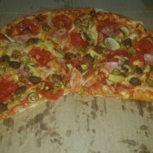 Pizza premium de peperoni, jamon, hongos, chorizo y aceitunas verdes