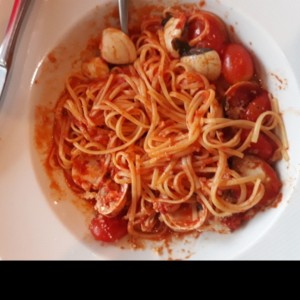 Spaghetti a la vongole en salsa pomodoro.