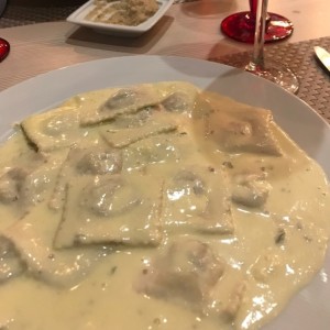 Raviolis de carne en salsa de cuatro quesos