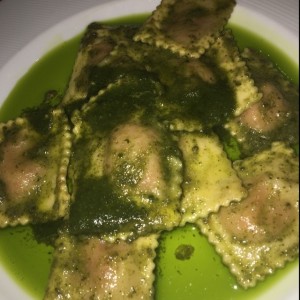 Raviolis rellenos de tomates secos con queso de cabra con pesto