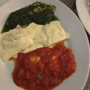 Raviolis de quedo Ricotta y espinaca von salsa pesto, blanca y roja.