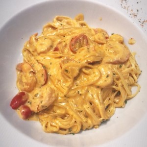 Fetuccini con camarones y salsa aurora