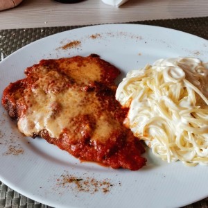 Pollo parmesano con pasta blanca 