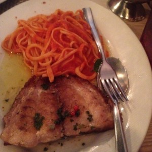 corvina y spaguettis pomodoro