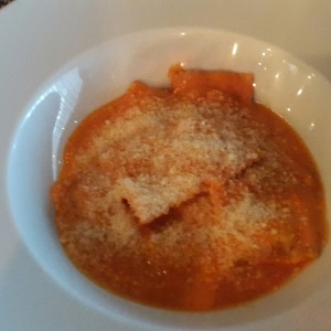 Ravioli relleno de queso y tomate seco en salsa rosada
