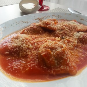 ravioli de carne con salsa pomodoro