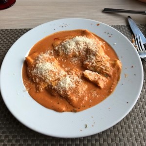 raviolis rellenos de tomate seco y queso de cabra con salsa rosada