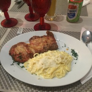 filete a la parmigianna con pasta alfredo