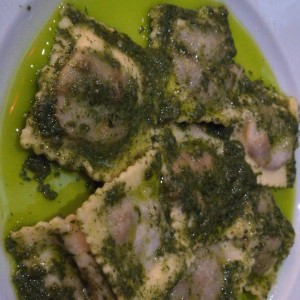 Ravioli relleno de hongos con salsa puesto