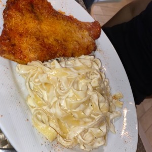 milanesa de pollo con pasta en salsa blanca