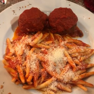 Albondigas de Carne de Res y Cerdo con Pasta de la Casa. 