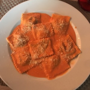 raviolis rellenos de queso de cabra y tomates secos