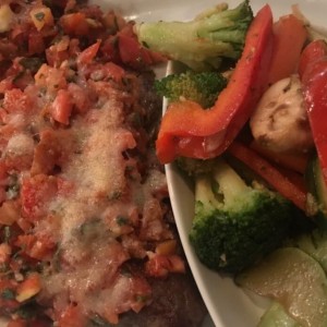 Filete de res con salsa de tomate fresco