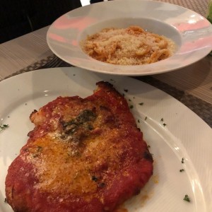 pollo parmesano con pasta en salsa rosada 