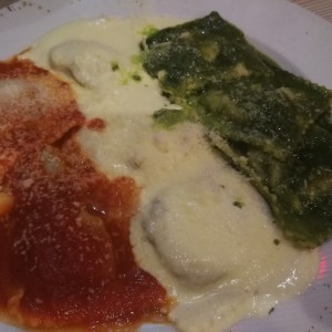 Ravioli relleno espinaca y queso ricotta en salsa tricolor