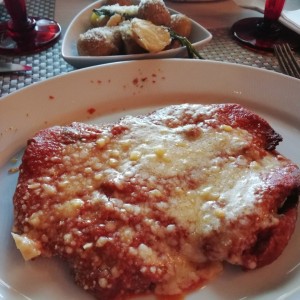 milanesa de pollo a la Parmesana con papas al romero