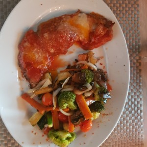 filete parmesano con vegetales salteados