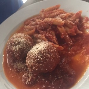 pasta con pulpetas/albondigas