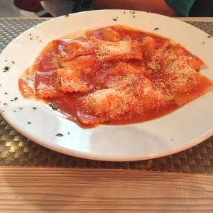 Ravioli Rellenos con tomates seco y queso de cabra